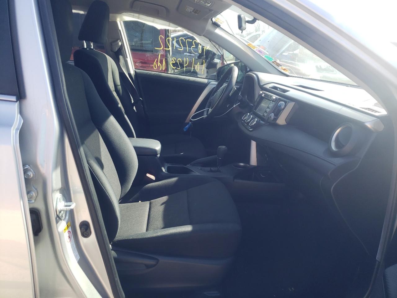 Photo 5 from auction – 2014 TOYOTA RAV4 LE with VIN JTMBFREV2E5030594