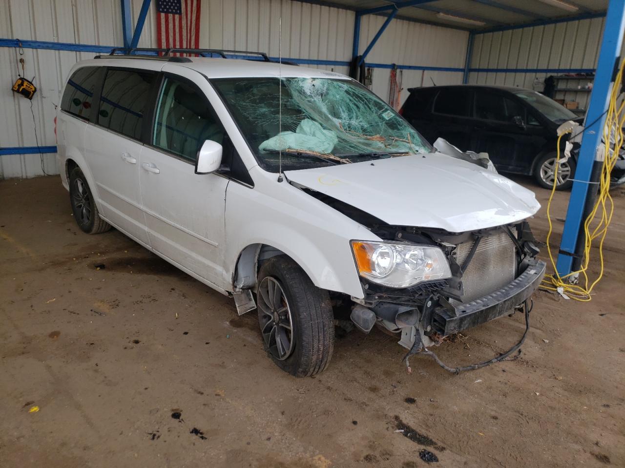 DODGE GRAND CARA 2017 with VIN 2C4RDGCG3HR735862 - Photo from auction