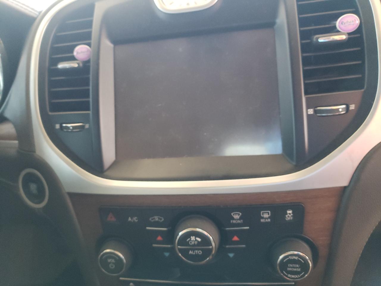 Photo 9 from auction – 2012 CHRYSLER 300C LUXUR with VIN 2C3CCAPT0CH290657