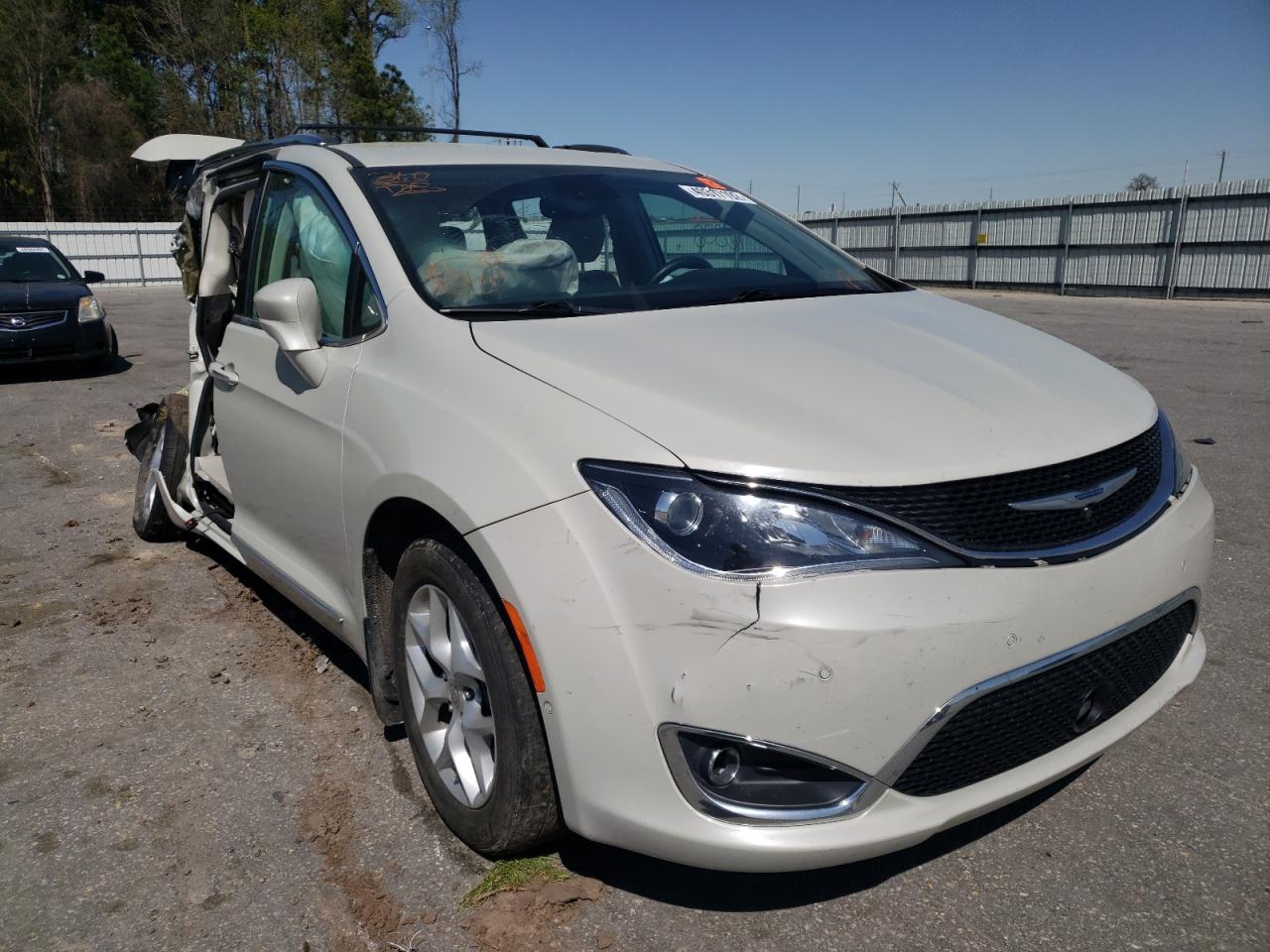 CHRYSLER PACIFICA T 2017 with VIN 2C4RC1EG6HR743595 - Photo from auction