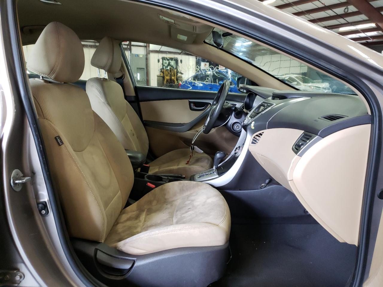 Photo 5 from auction – 2012 HYUNDAI ELANTRA GL with VIN 5NPDH4AE1CH067676