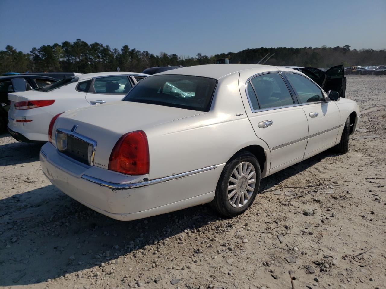 Photo 4 from auction – 2003 LINCOLN TOWN CAR with VIN 1LNHM81W13Y646108