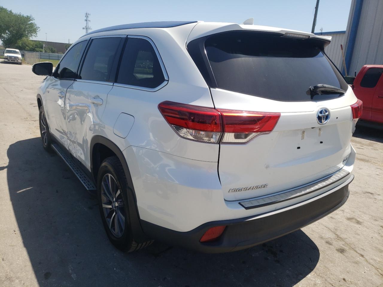 Photo 3 from auction – 2019 TOYOTA HIGHLANDER with VIN 5TDJGRFHXKS053810