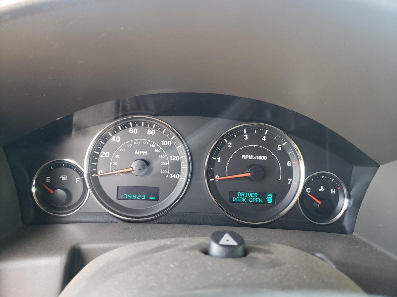 Photo 8 from auction – 2006 JEEP COMMANDER with VIN 1J8HH48KX6C269311