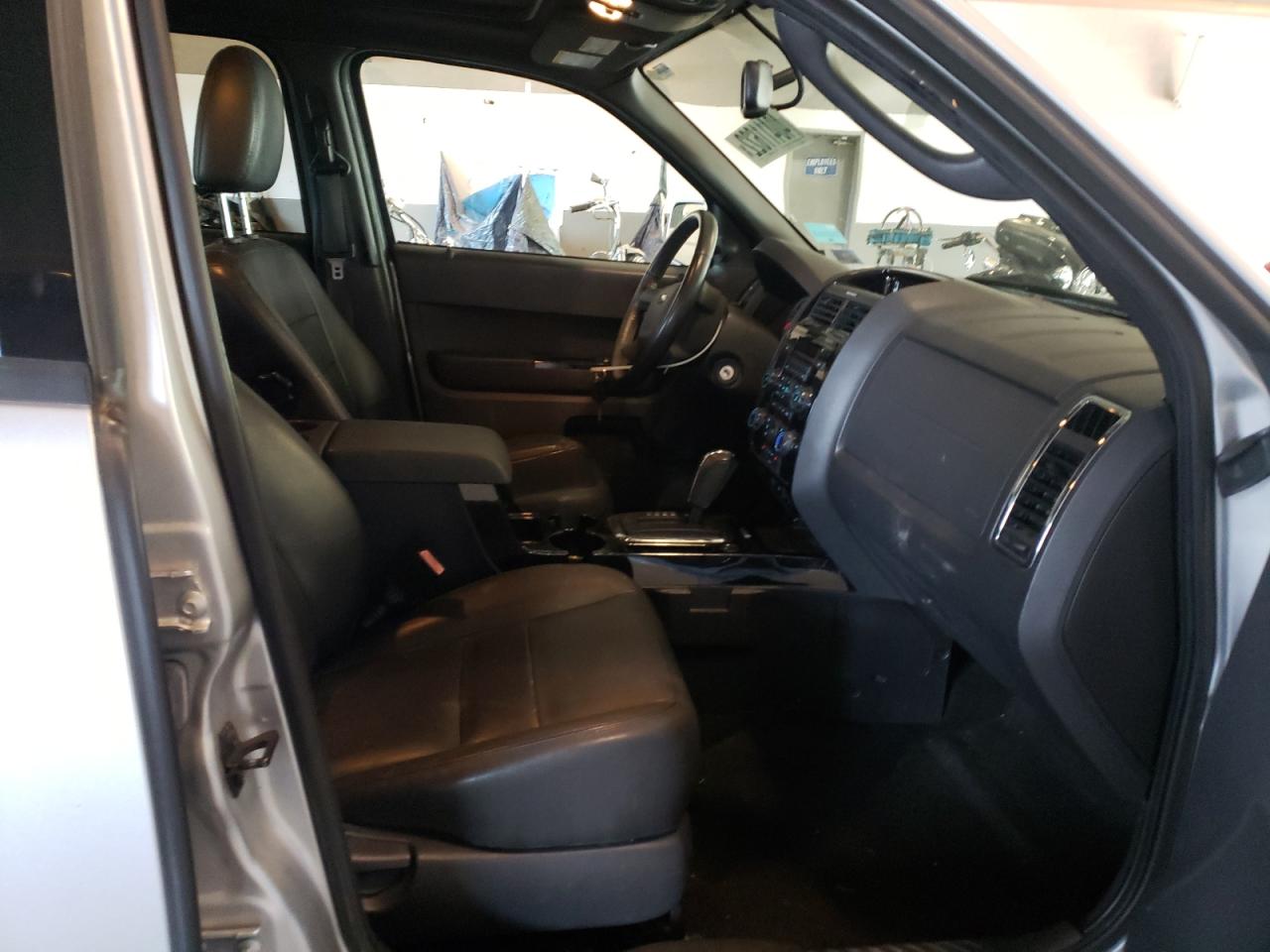 Photo 5 from auction – 2011 FORD ESCAPE with VIN 1FMCU0EG6BKC42544