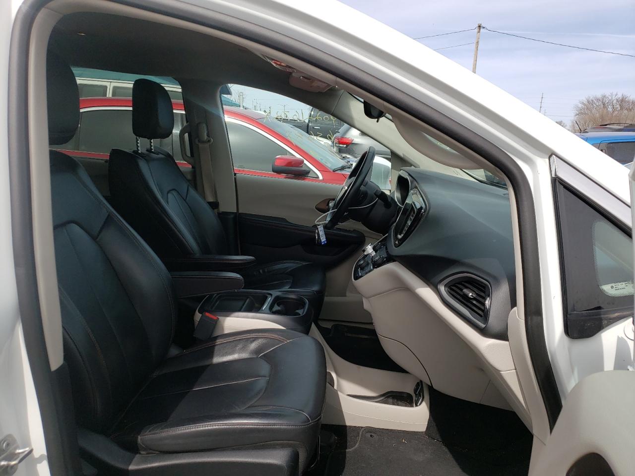 Photo 5 from auction – 2017 CHRYSLER PACIFICA T with VIN 2C4RC1BG7HR675764
