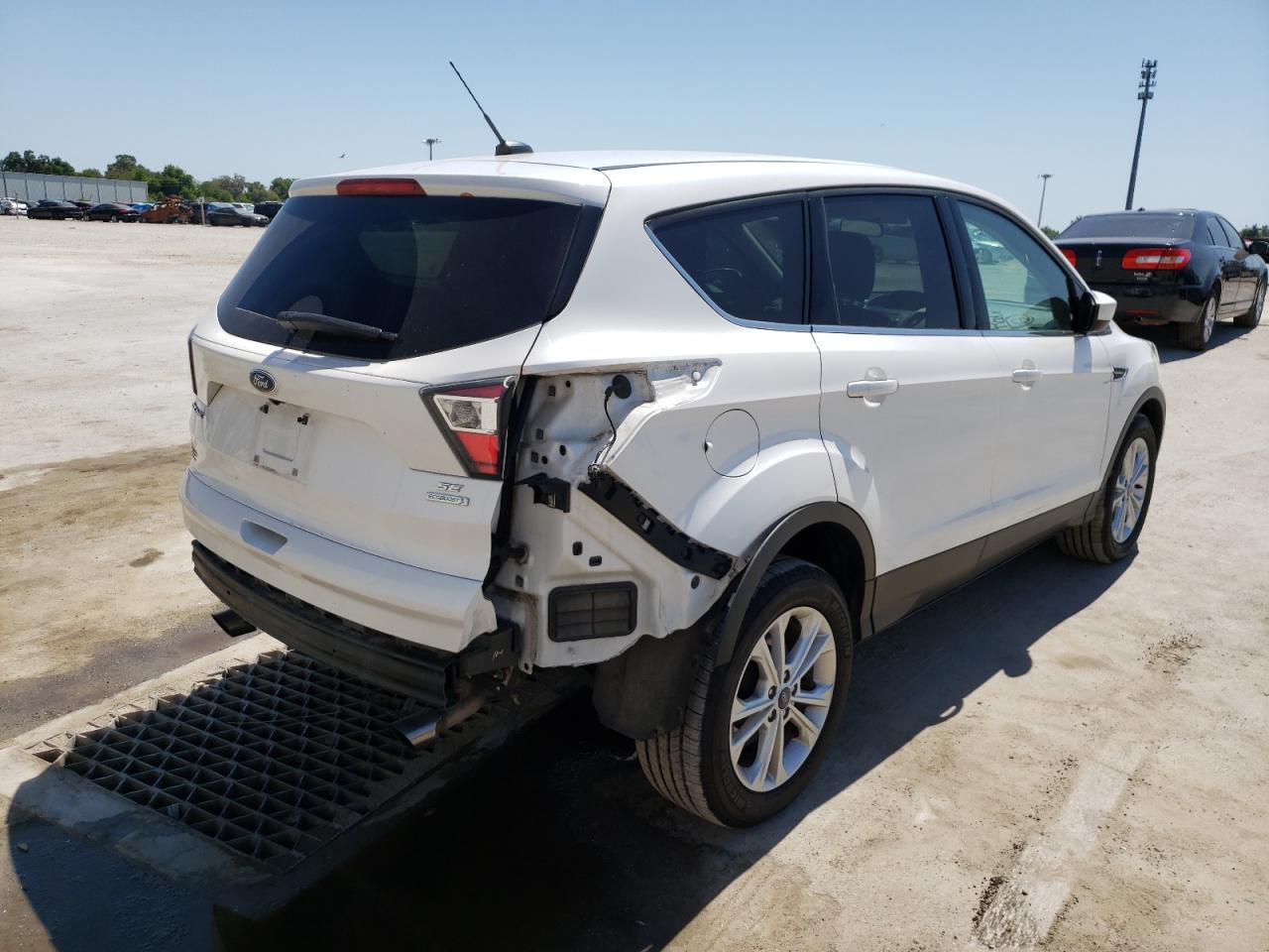 Photo 4 from auction – 2017 FORD ESCAPE SE with VIN 1FMCU0GDXHUB43404