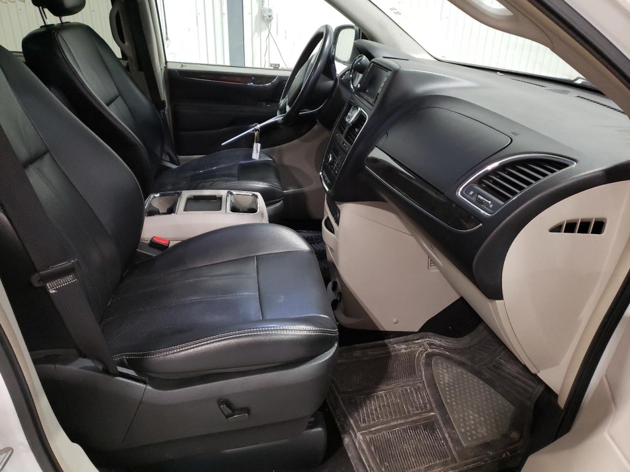 Photo 5 from auction – 2011 CHRYSLER TOWN & COU with VIN 2A4RR8DG0BR612270