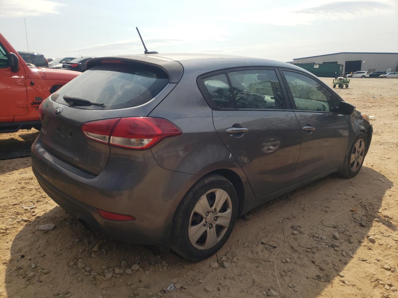 Photo 4 from auction – 2016 KIA FORTE LX with VIN KNAFK5A85G5592401