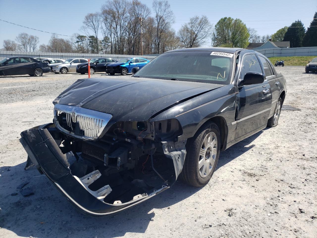 Photo 2 from auction – 2004 LINCOLN TOWN CAR U with VIN 1LNHM83W64Y685405