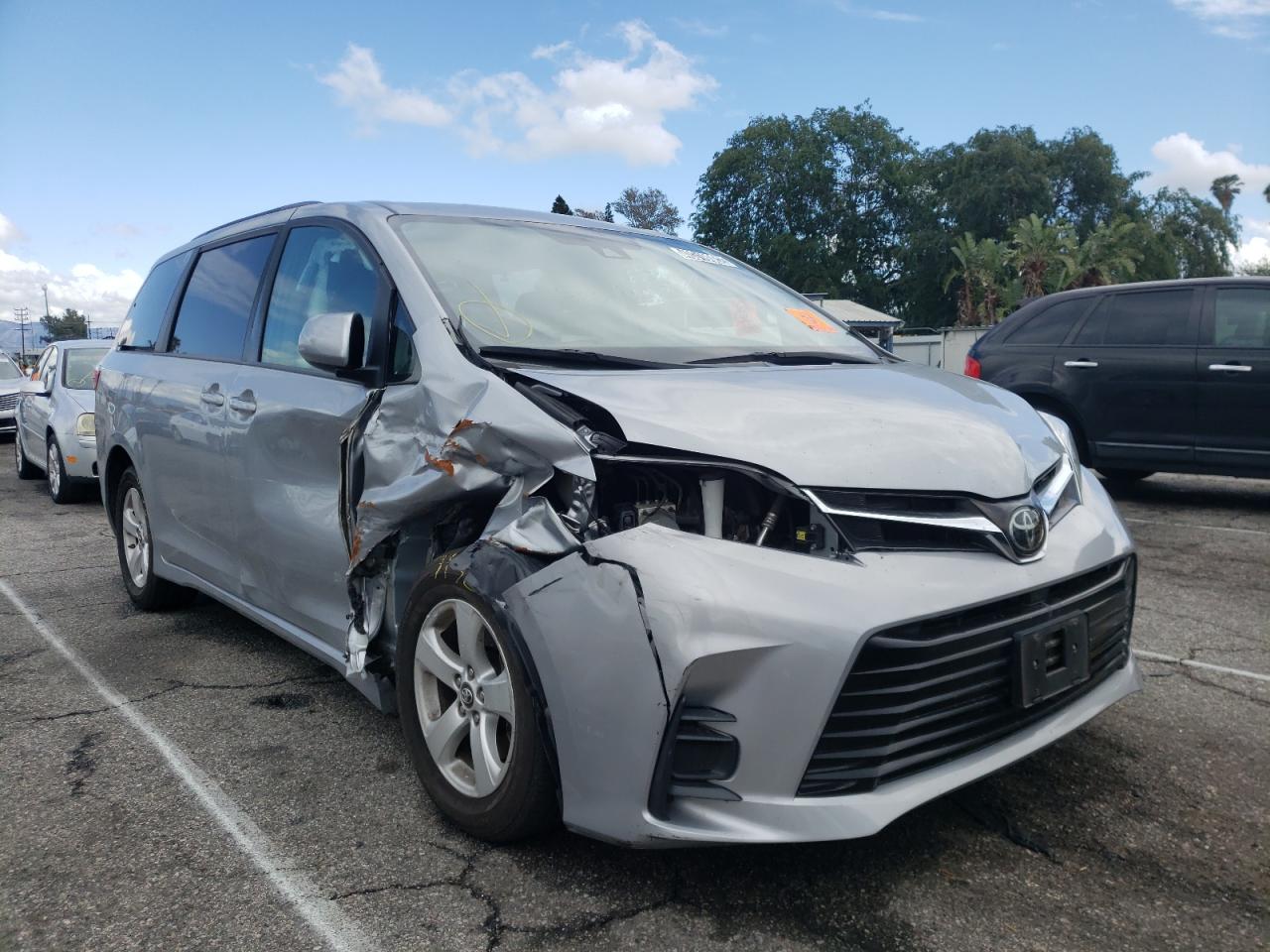 TOYOTA SIENNA LE 2018 with VIN 5TDKZ3DC5JS951474 - Photo from auction