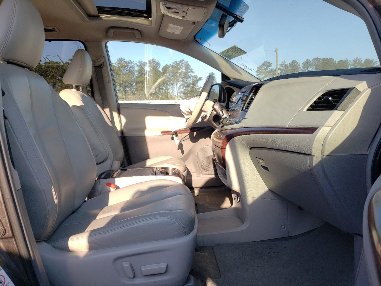 Photo 5 from auction – 2012 TOYOTA SIENNA XLE with VIN 5TDYK3DC7CS239243