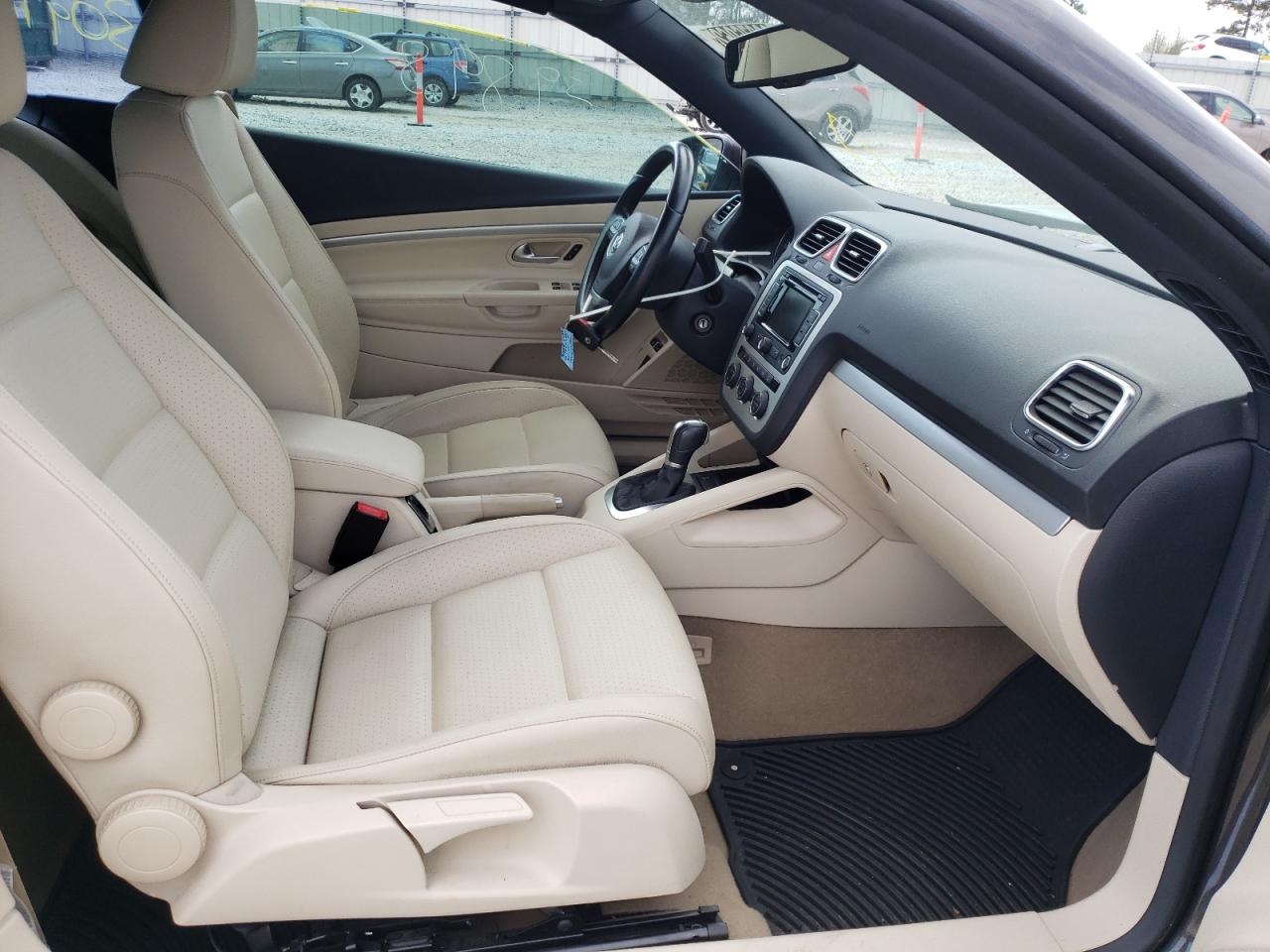 Photo 5 from auction – 2015 VOLKSWAGEN EOS KOMFOR with VIN WVWBW8AH3FV002606