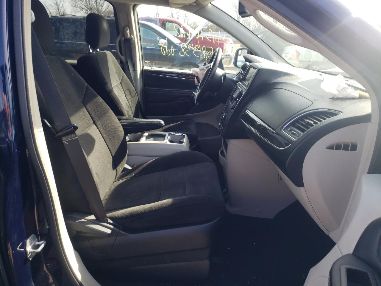 Photo 5 from auction – 2012 CHRYSLER TOWN & COU with VIN 2C4RC1BG1CR250470
