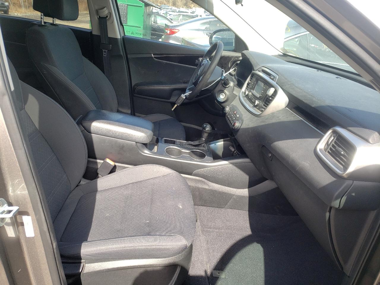 Photo 5 from auction – 2017 KIA SORENTO LX with VIN 5XYPGDA34HG281736