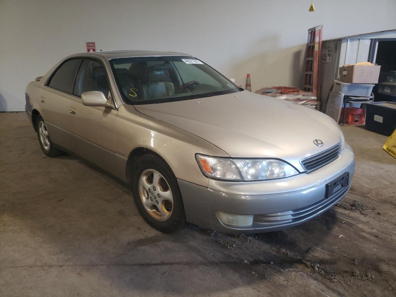 LEXUS ES300 1998 with VIN JT8BF28GXW5038897 - Photo from auction