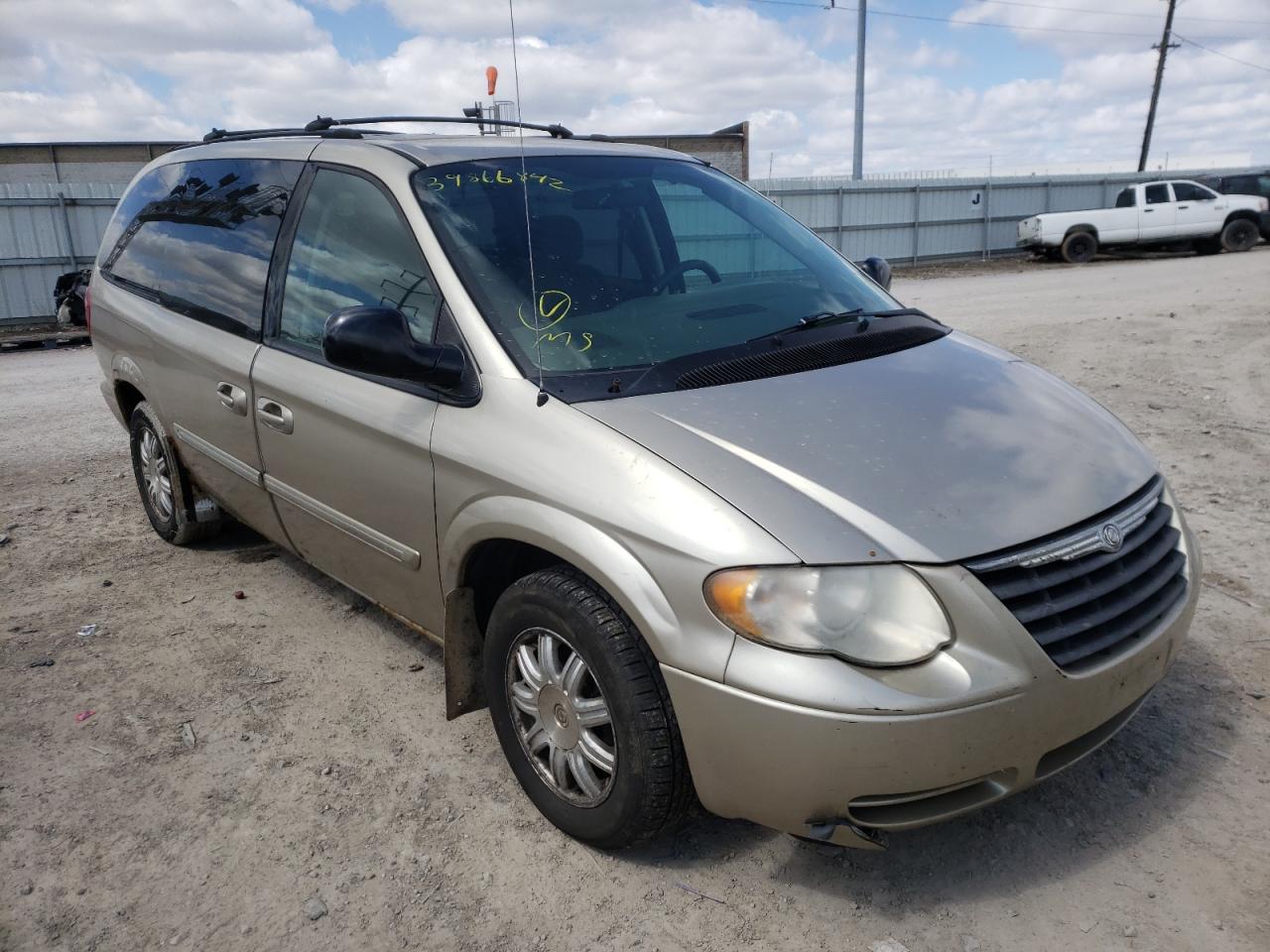 Photo 1 from auction – 2005 CHRYSLER TOWN & COU with VIN 2C4GP54L95R228538