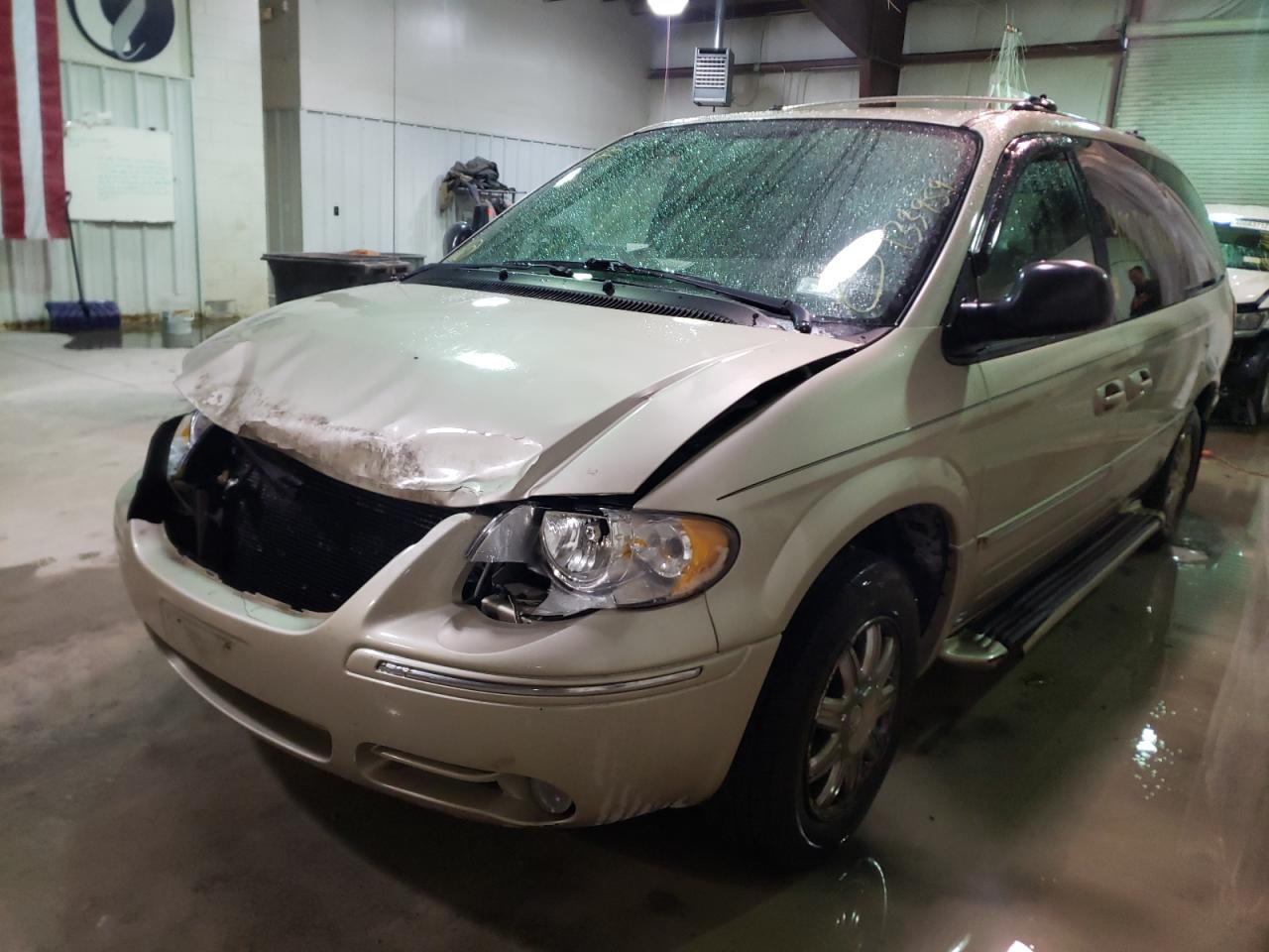 Photo 2 from auction – 2005 CHRYSLER TOWN & COU with VIN 2C8GP64L95R575016