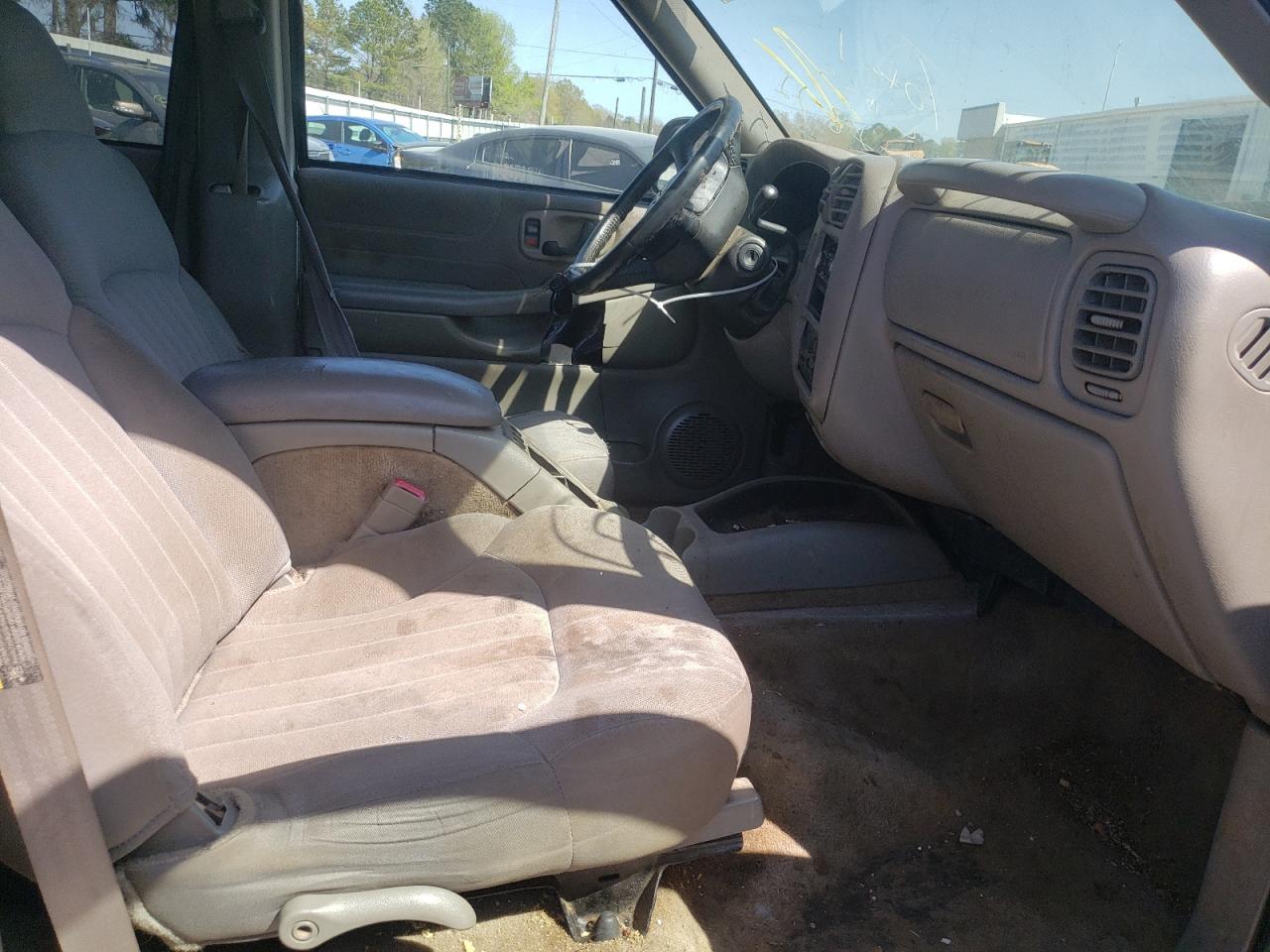Photo 5 from auction – 2004 CHEVROLET BLAZER with VIN 1GNDT13X34K141461