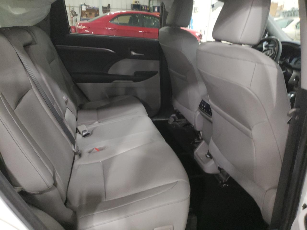 Photo 6 from auction – 2019 TOYOTA HIGHLANDER with VIN 5TDDZRFH6KS929277