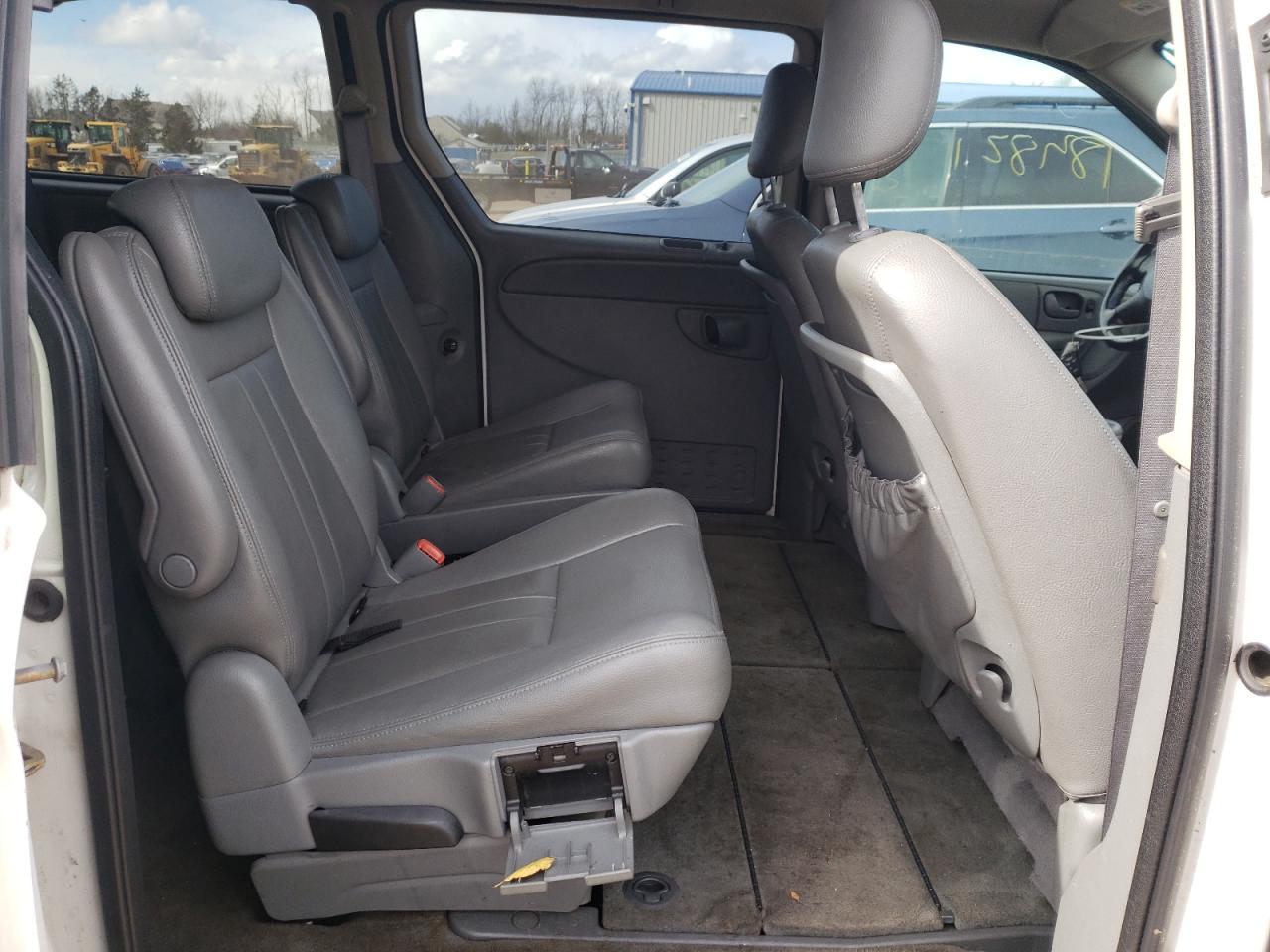 Photo 6 from auction – 2006 CHRYSLER TOWN & COU with VIN 2A4GP54L66R818062