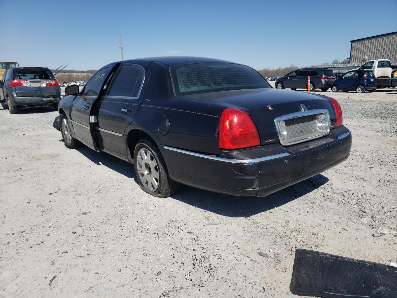 Photo 3 from auction – 2004 LINCOLN TOWN CAR U with VIN 1LNHM83W64Y685405