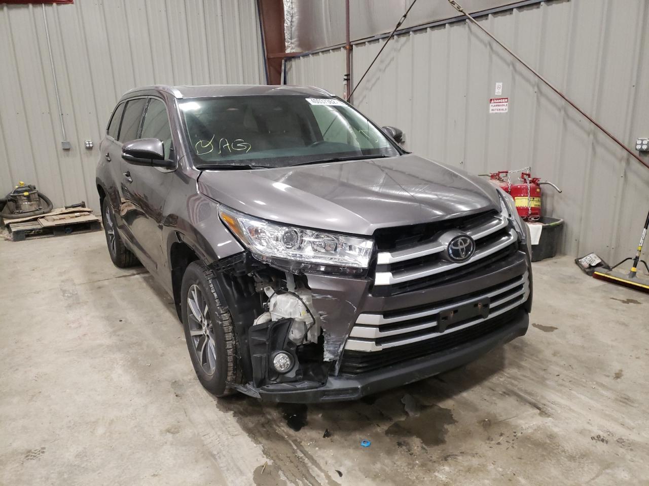 TOYOTA HIGHLANDER 2017 with VIN 5TDJZRFH3HS472276 - Photo from auction