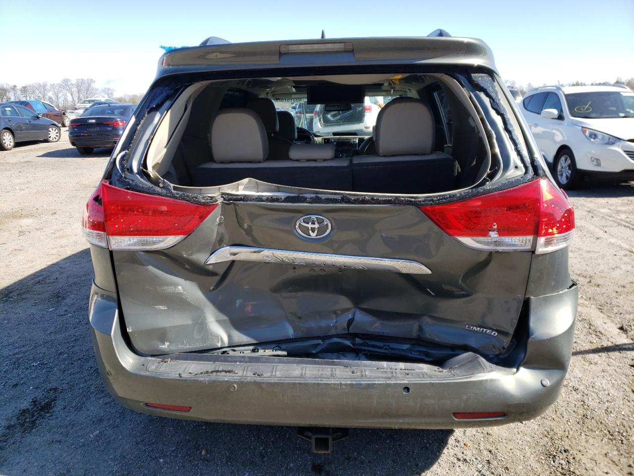 Photo 9 from auction – 2011 TOYOTA SIENNA XLE with VIN 5TDYK3DC2BS102984