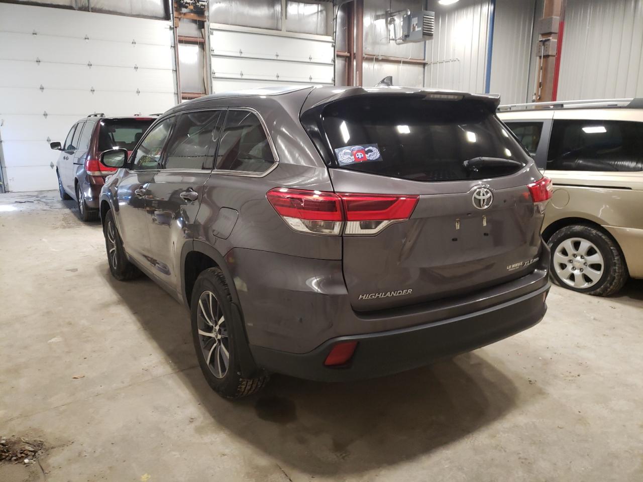 Photo 3 from auction – 2017 TOYOTA HIGHLANDER with VIN 5TDJZRFH3HS472276
