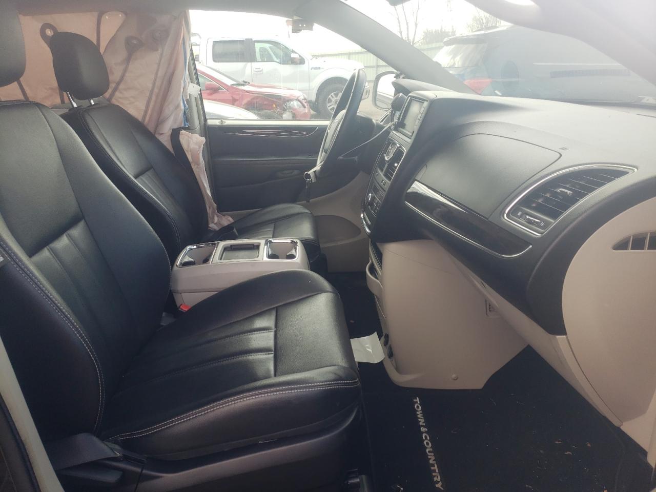 Photo 5 from auction – 2015 CHRYSLER TOWN & COU with VIN 2C4RC1BG3FR662393