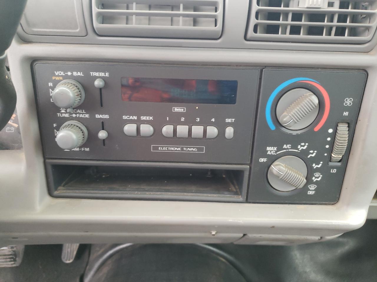 Photo 9 from auction – 1997 GMC SONOMA with VIN 1GTCS14W9V8511047