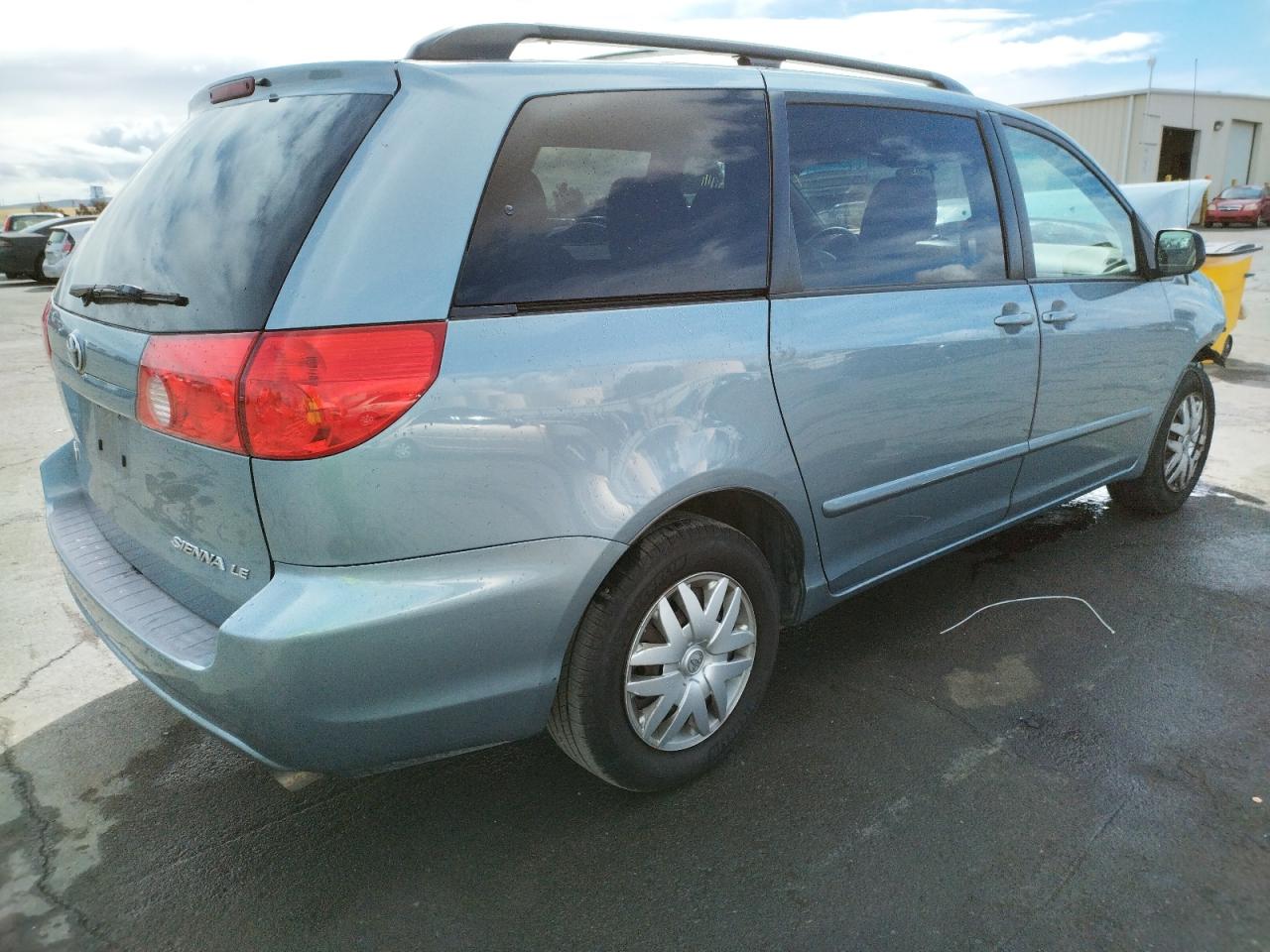 Photo 4 from auction – 2010 TOYOTA SIENNA CE with VIN 5TDKK4CC6AS290680
