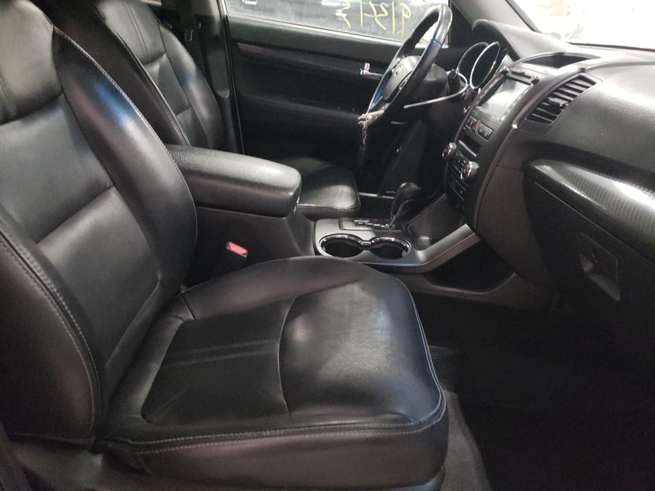 Photo 5 from auction – 2011 KIA SORENTO SX with VIN 5XYKWDA28BG100696
