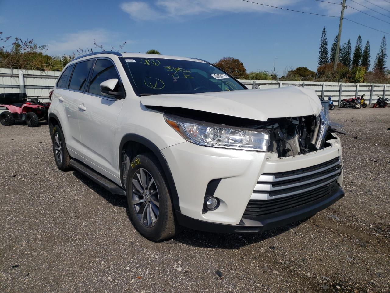 TOYOTA HIGHLANDER 2018 with VIN 5TDKZRFH2JS277120 - Photo from auction