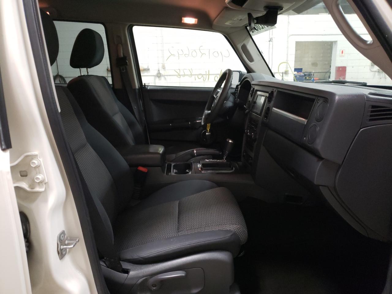 Photo 5 from auction – 2010 JEEP COMMANDER with VIN 1J4RG4GKXAC131559