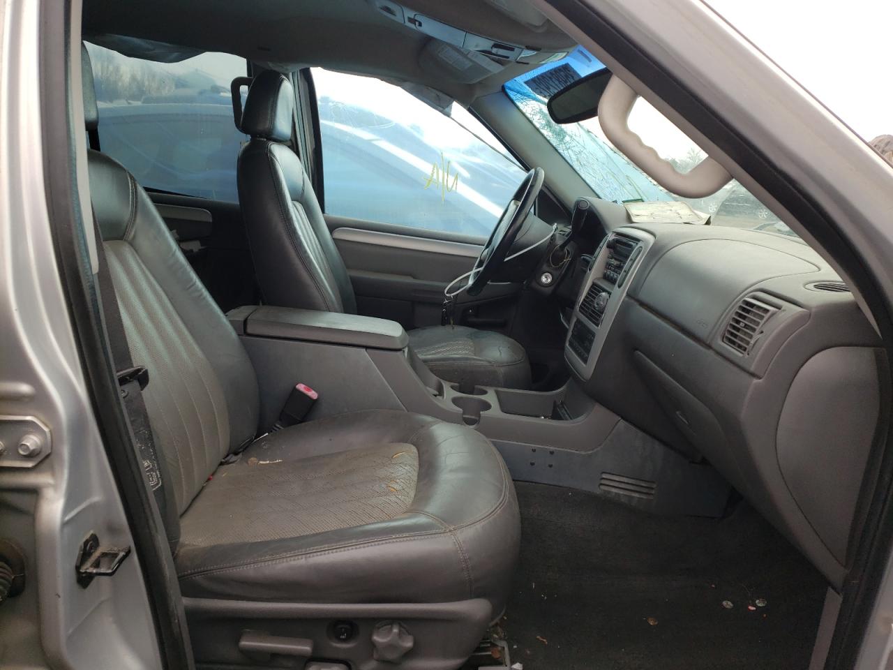 Photo 5 from auction – 2002 MERCURY MOUNTAINEE with VIN 4M2DU86W02UJ17275