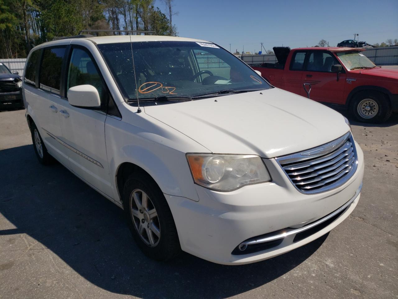 CHRYSLER TOWN & COU 2013 with VIN 2C4RC1BG7DR525485 - Photo from auction