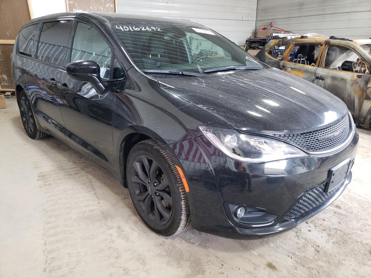 CHRYSLER PACIFICA T 2018 with VIN 2C4RC1FG8JR334034 - Photo from auction