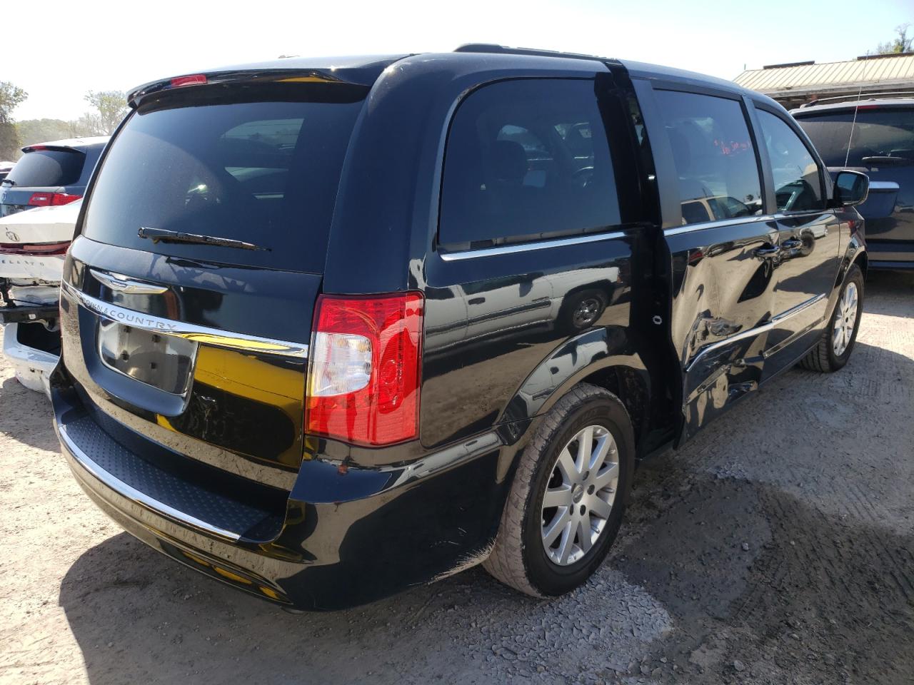 Photo 4 from auction – 2016 CHRYSLER TOWN & COU with VIN 2C4RC1BG1GR113471