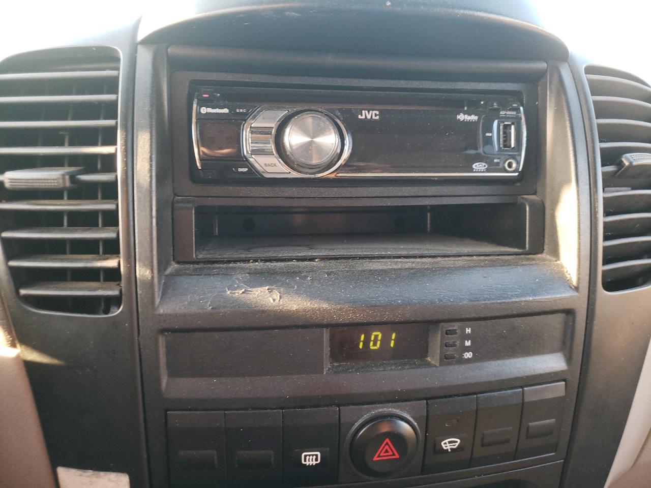 صورة رقم 9 من المزاد - 2004 KIA SORENTO EX مع VIN KNDJD733745186149