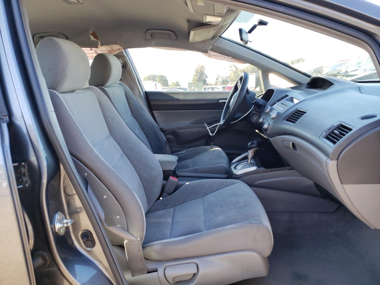 Photo 5 from auction – 2010 HONDA CIVIC LX with VIN 19XFA1F59AE037640