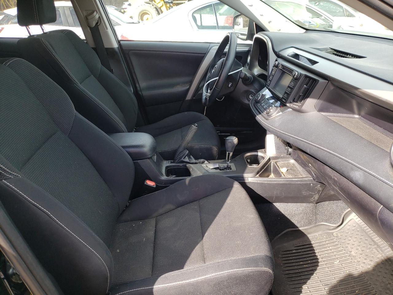 Photo 5 from auction – 2016 TOYOTA RAV4 XLE with VIN 2T3RFREV8GW470507
