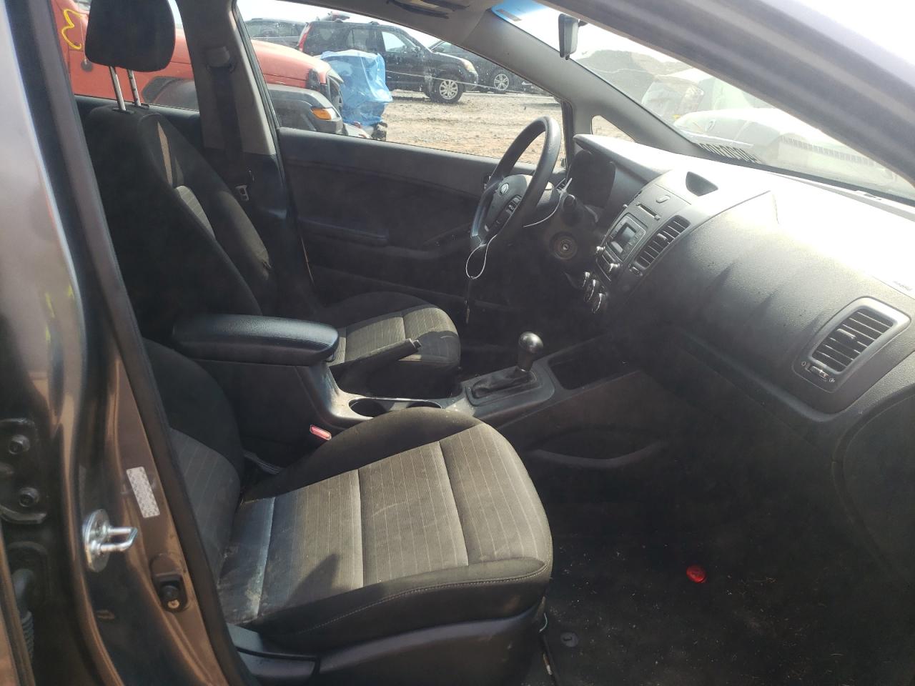 Photo 5 from auction – 2016 KIA FORTE LX with VIN KNAFK5A85G5592401