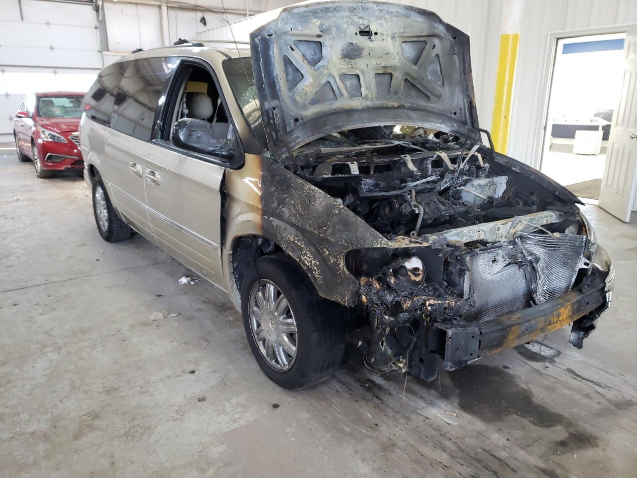 CHRYSLER TOWN & COU 2005 with VIN 2C8GP64L75R457336 - Photo from auction