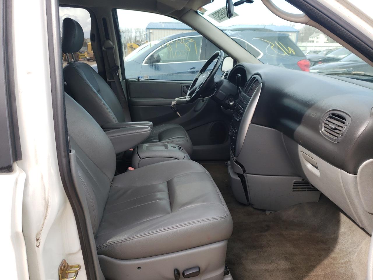 Photo 5 from auction – 2006 CHRYSLER TOWN & COU with VIN 2A4GP54L66R818062