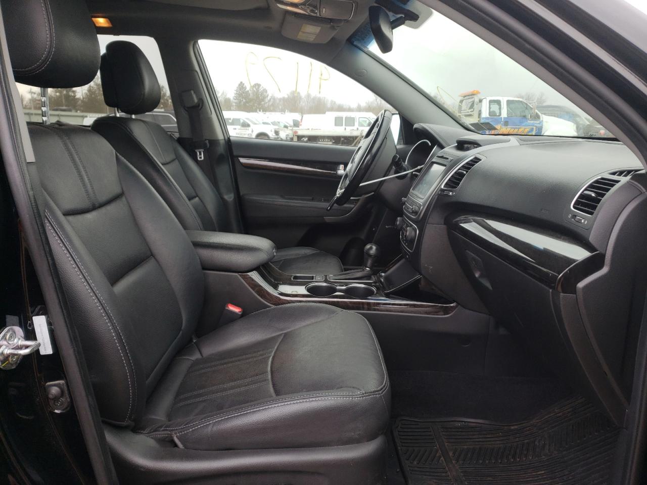 Photo 5 from auction – 2014 KIA SORENTO SX with VIN 5XYKWDA75EG464865