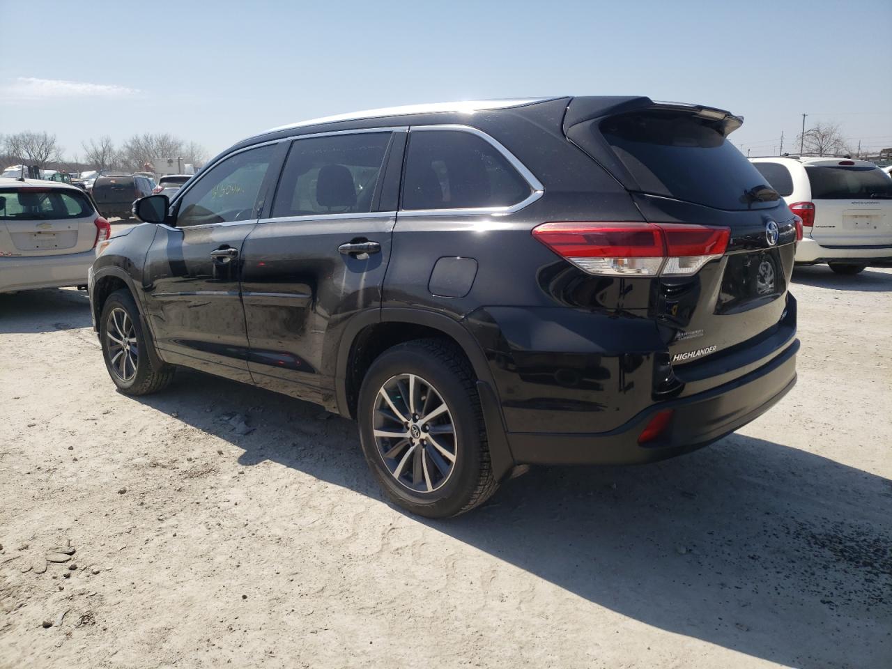Photo 3 from auction – 2017 TOYOTA HIGHLANDER with VIN 5TDJZRFH8HS469762