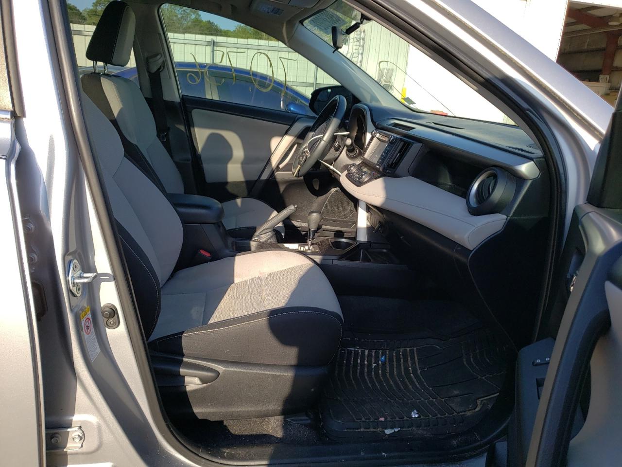 Photo 5 from auction – 2016 TOYOTA RAV4 XLE with VIN 2T3WFREV6GW288565
