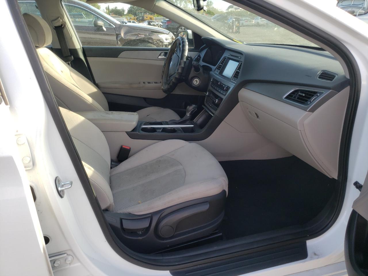 Photo 5 from auction – 2016 HYUNDAI SONATA SE with VIN 5NPE24AF1GH330849
