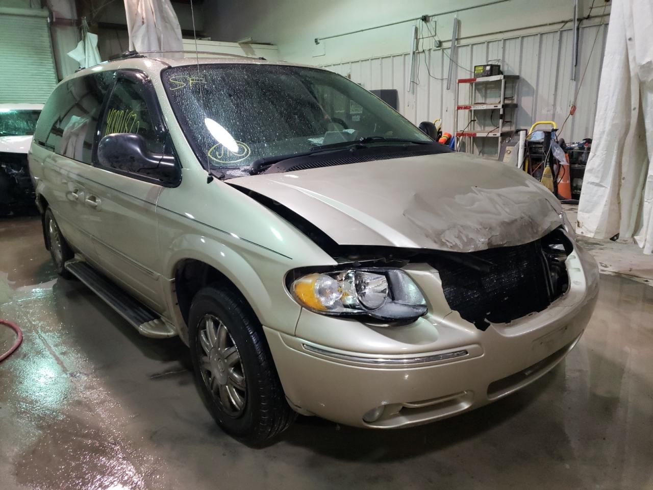 CHRYSLER TOWN & COU 2005 with VIN 2C8GP64L95R575016 - Photo from auction